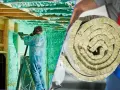 Piana PUR kontra wełna mineralna: wybór izolacji domu. Na lewo pracownik natryskuje pianę, na prawo zwinięta wełna.