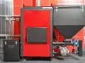Nowoczesny piec na pellet do domu 120m2, czerwono-czarny, z zasobnikiem i wentylatorem.