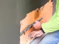Ręczne tynkowanie ścian z siatką. Sprawdź, jaka jest cena za m2 robocizny.