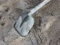 Łopata w piasku, ślady butów. Zastanawiasz się, wylewka betonowa ile na m2?