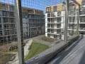 Nowoczesne bloki mieszkalne z balkonami, zabezpieczone siatką. Zastanawiasz się, ile kosztuje montaż siatki na balkonie?