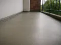 Świeżo wylana, gładka posadzka betonowa na balkonie.