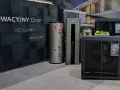 Nowoczesne pompy ciepła z czynnikiem R290. Obok zbiornik na wodę i pionowy moduł grzewczy.