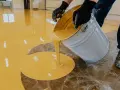 Aplikacja żółtej żywicy na podłogę. Sprawdź, jaka jest podłoga z żywicy cena za metr.