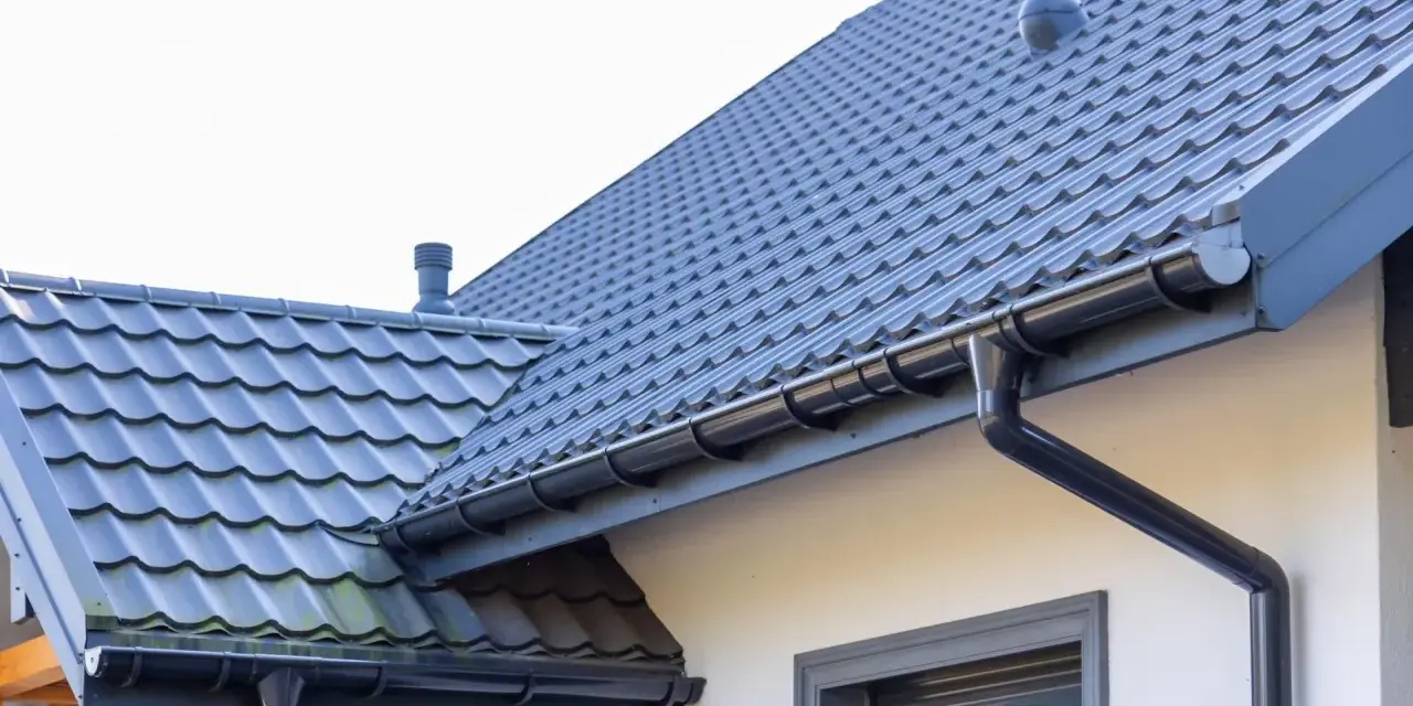 Szary dach z dachówki ceramicznej, system rynnowy. Sprawdź aktualną dachówka ceramiczna cena za m2.