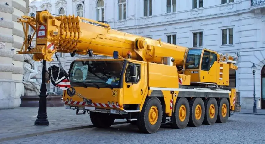 Jak działa dźwig? Poznaj mechanizmy i zastosowania w budownictwie