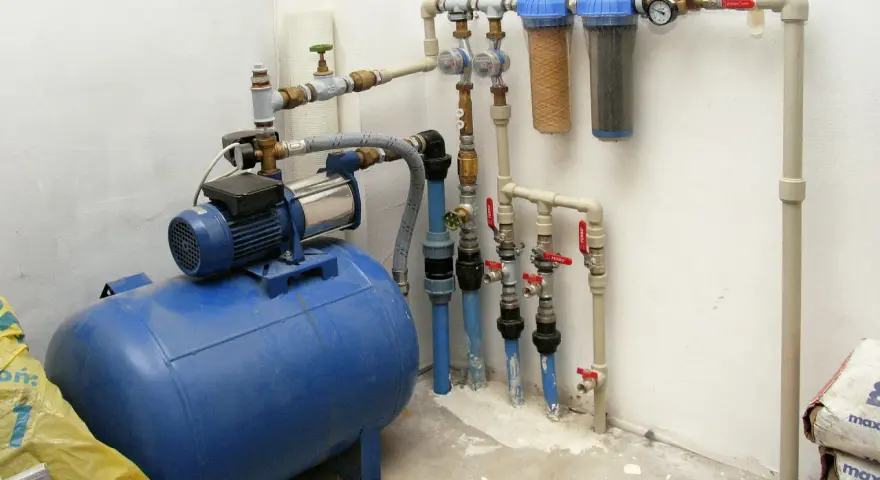 System hydroforni z pompą, zbiornikiem i filtrami wody.