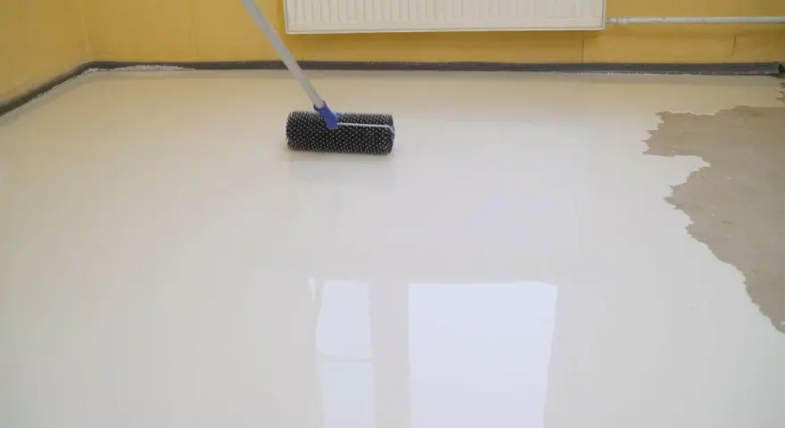 Wylewka samopoziomująca w trakcie prac. Cena robocizny zależy od powierzchni i trudności.