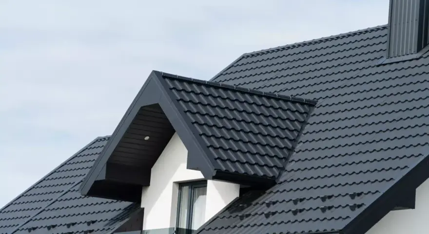 Nowoczesny, ciemnoszary dach dwuspadowy z blachodachówki. Szacowany koszt dachu dwuspadowego 200m2.