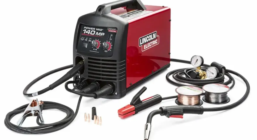Spawarka Lincoln Electric Power MIG 140 MP to świetny wybór, jeśli zastanawiasz się, jaka spawarka do domu będzie najlepsza. Zestaw zawiera wszystko, co potrzebne do rozpoczęcia pracy.