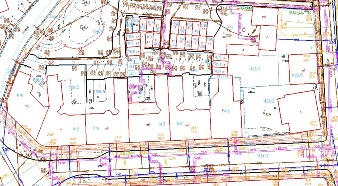 Szczegółowa mapa ewidencyjna z zaznaczonymi działkami, budynkami i numeracją.