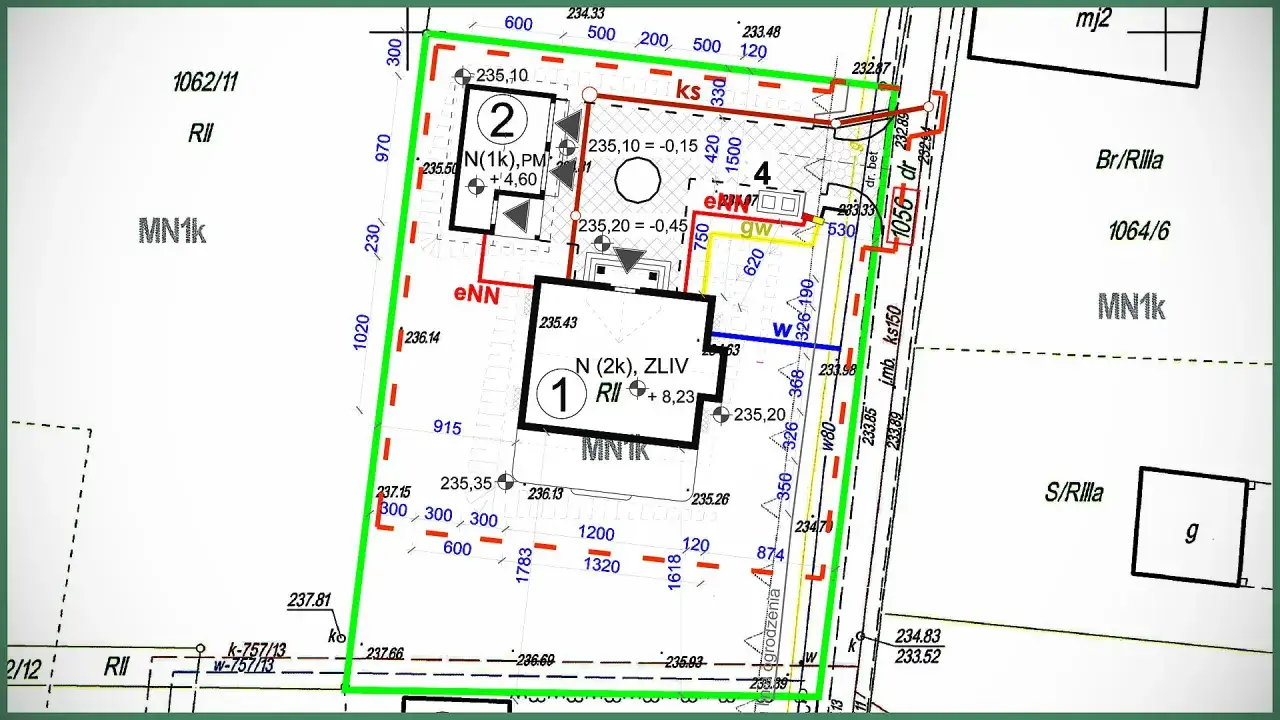 Projekt budowlany z zaznaczonymi budynkami (1, 2, 4) i granicami działki. Widać oznaczenia geodezyjne i wysokości.